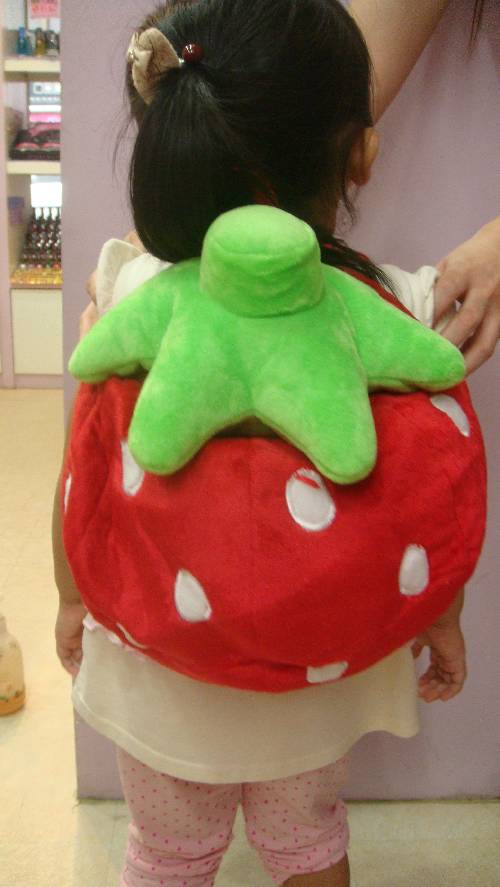 草莓造型背包